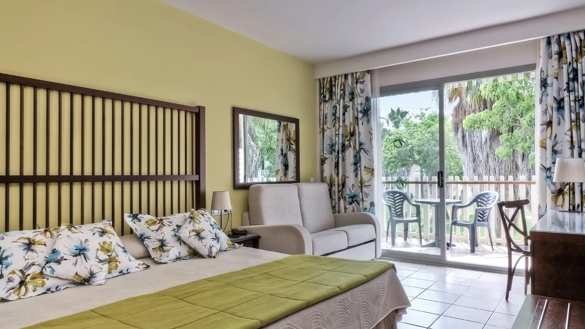 PortAventura Hotel Caribe: Unlimited Park Access & Ferrari Land Entry Salou